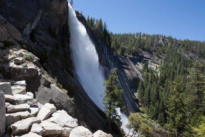 Auf dem Weg entlang des Nevada Falls ist es nicht mehr ganz so feucht