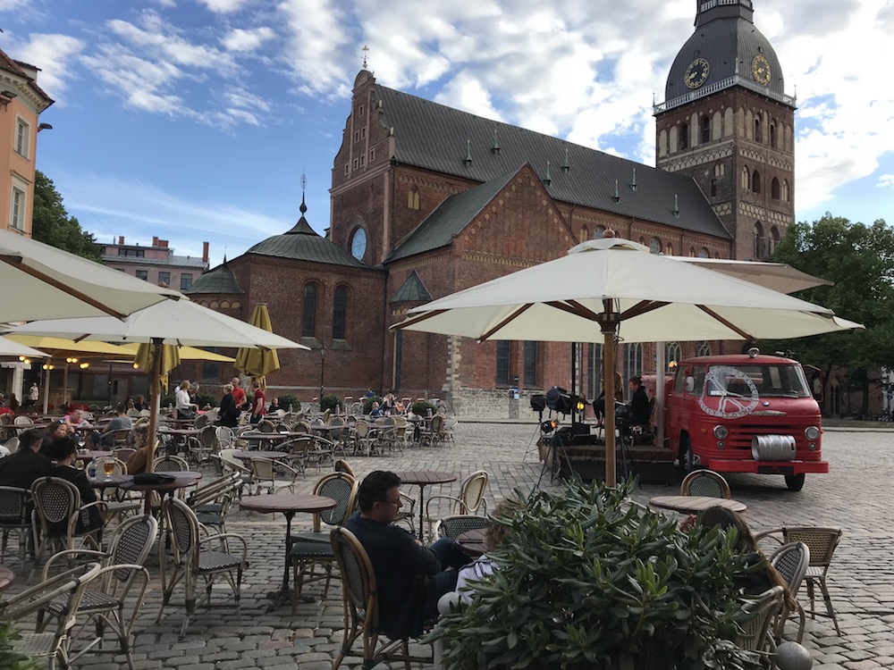 Auf dem Domplatz lässt es sich bei einem leckeren Getränk und Live Musik gut chillen