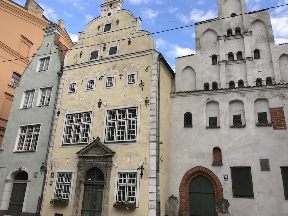 Die Drei Brüder von Riga. Das älteste, die Hausnummer 17, ist aus dem 15. Jahrhundert.