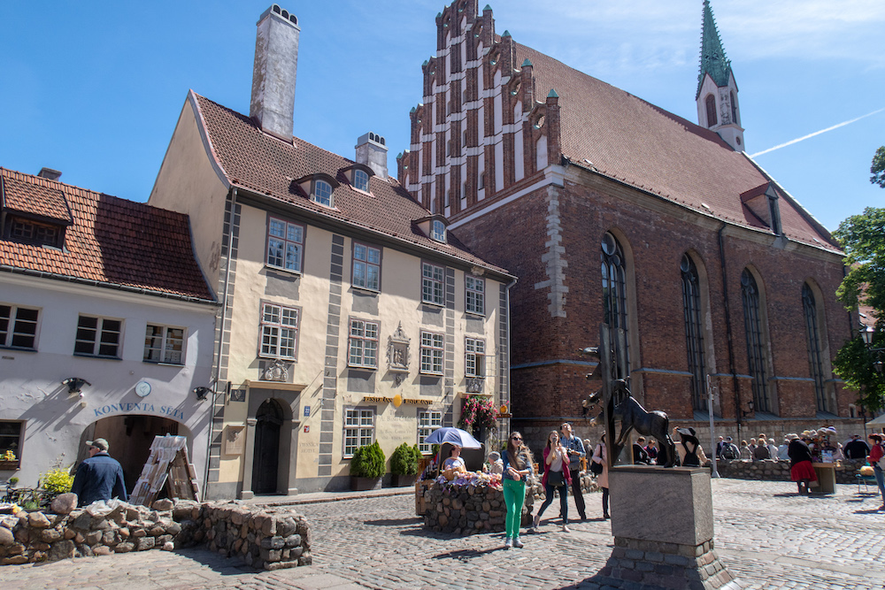 Der Eingang zu Konventhof. Rechts die St. Johanneskirche 