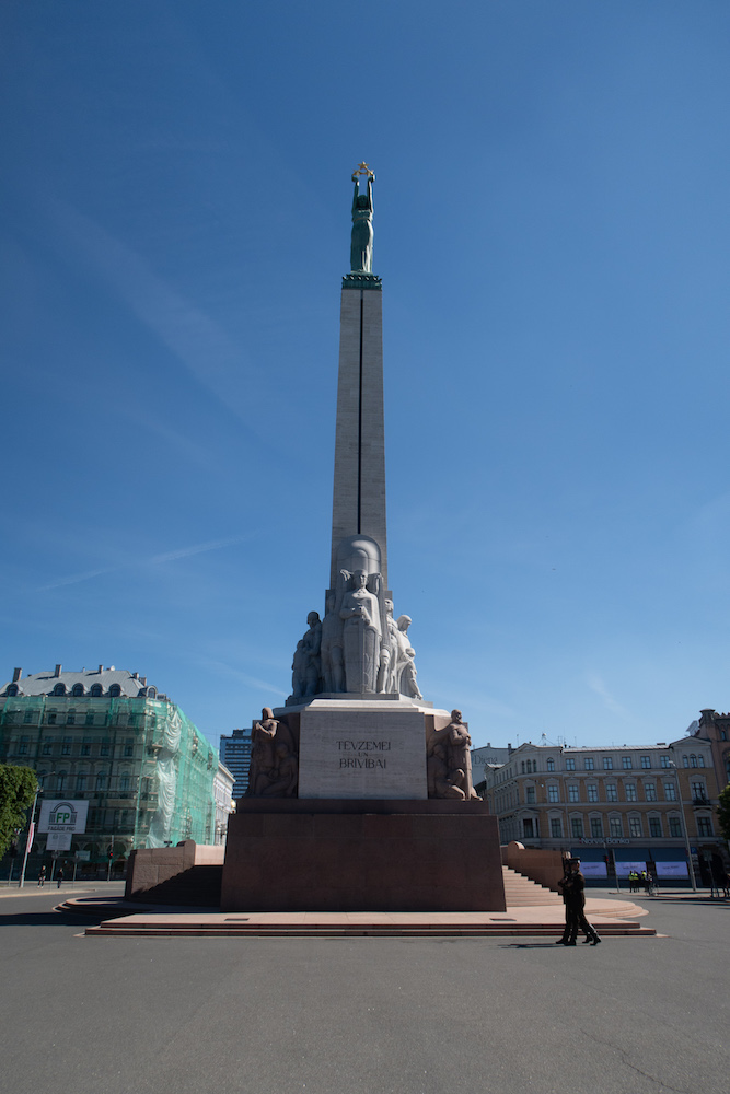 Riga war in seiner Geschichte so oft von anderen Ländern beherrscht. Das Freiheitsdenkmal zeigt den Stolz, endlich selbständig zu sein. Es blieb sogar zu Zeiten der Sowjetischen Besatzung erhalten. Interessant ist, das die Figur auf der Spitze, die Milda, gen Westen schaut.