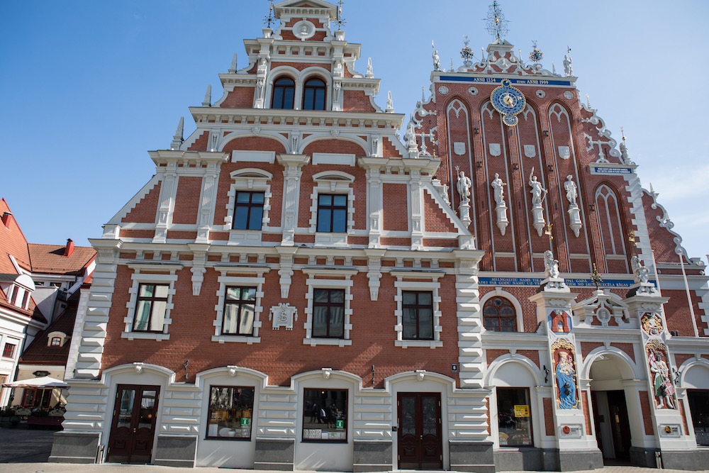 Das Schwarzhäupterhaus in Riga ist bei den Einheimischen umstritten, denn es handelt sich um einen Nachbau des Originals aus dem 14. Jahrhundert