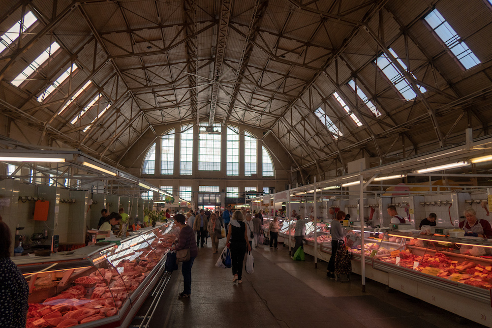 In dieser Halle kann man ausschließlich Fleisch kaufen