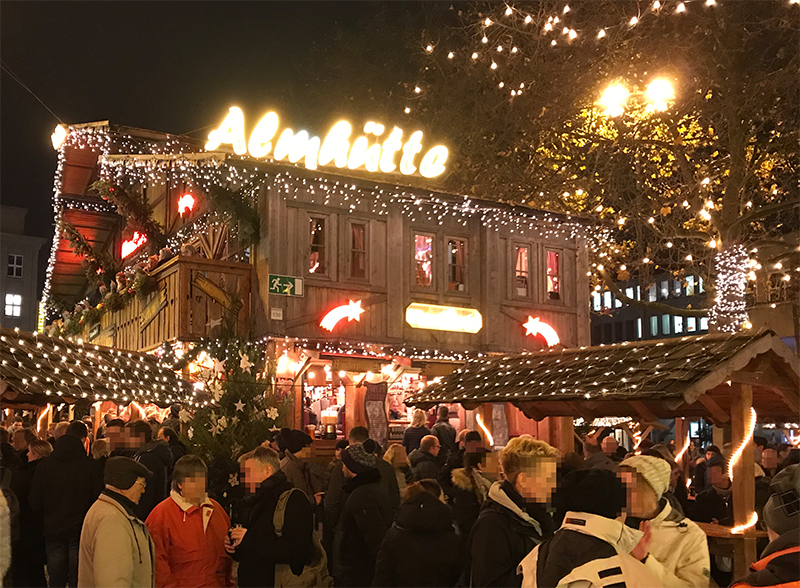 Auch in der Almhütte wird kräftig gefeiert.