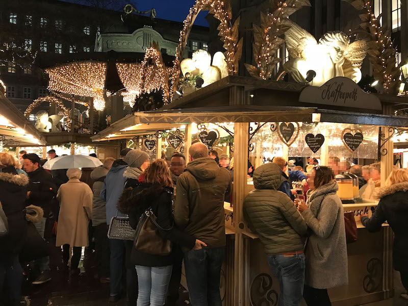 Kleine, dicke Engelchen bewachen den Markt von den Dächern der Stände aus