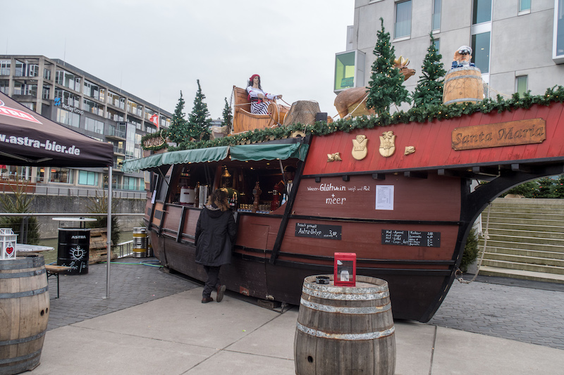 Auf der Santa Maria kommt nicht der Weihnachtsmann mit dem Rentierschlitten, sondern eine fesche Piratenbraut