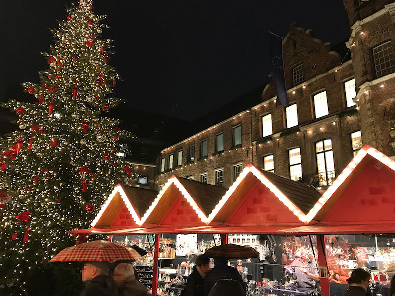 Vor dem Rathaus leuchtet ein toller großer Weihnachtsbaum. Die Büdchen an sich finde ich jetzt nicht so außergewöhnlich