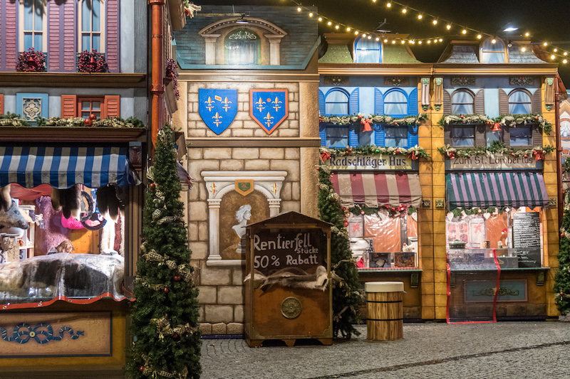 Diese vintage Häuserfassade as Deko auf dem Weihnachtsmarkt neben dem Riesenrad fand ich sehr süß