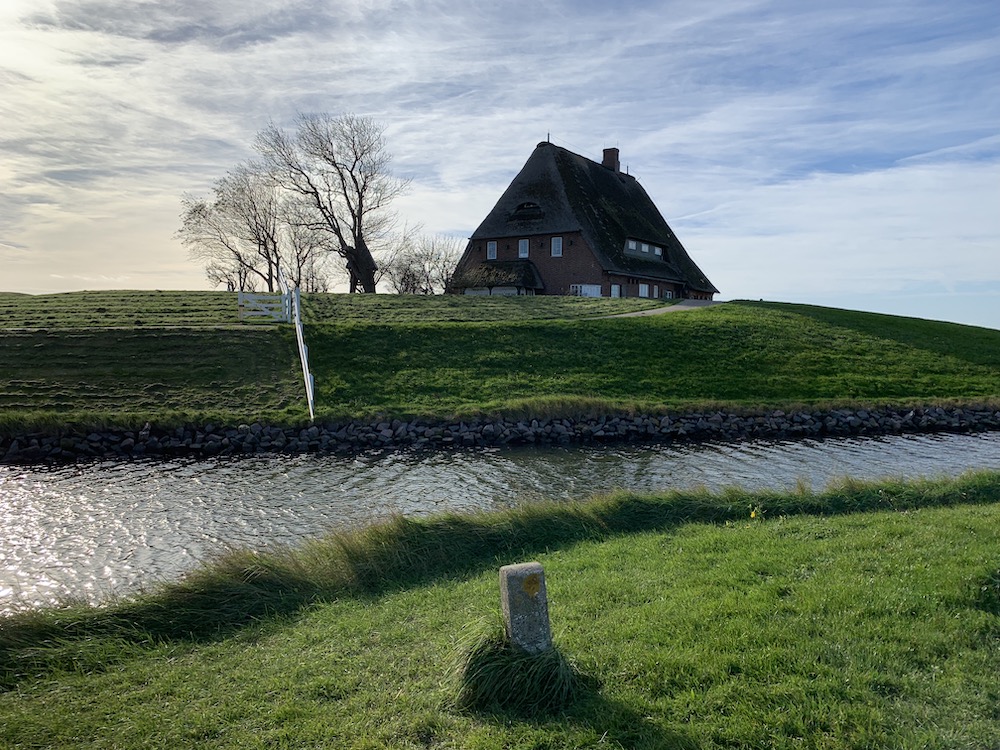 Die Kirchwarft auf Hallig Hooge