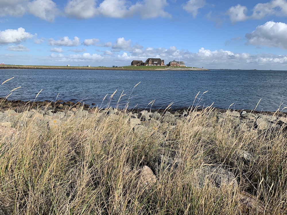 Eine der Warften auf Hallig Langeneß