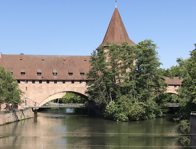 Die Hallertorbrücke überspannt die Pegnitz.