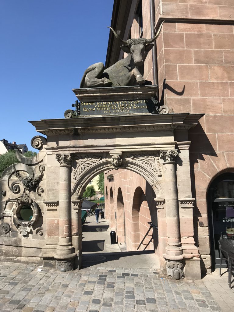 Das Ochsenportal wurde 1599 als Eingangstor zum Fleischhaus errichtet. Das Fleischhaus wurde leider im zweiten Weltkrieg zerstört.