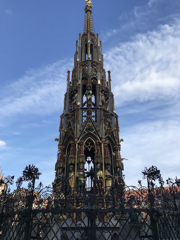 Der Schöner Brunnen in Nürnberg. Eine Kirchturmspitze, die nie auf dem Kirchturm stand?