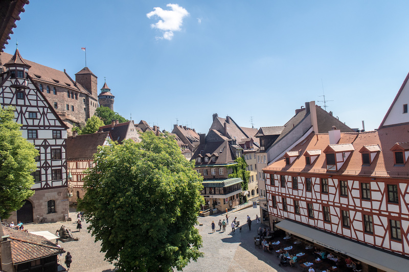 Der Tiergärtnerplatz, meiner Meinung nach einer des schönsten Plätze in Nürnberg. Im Hintergrund seht ihr die Kaiserburg