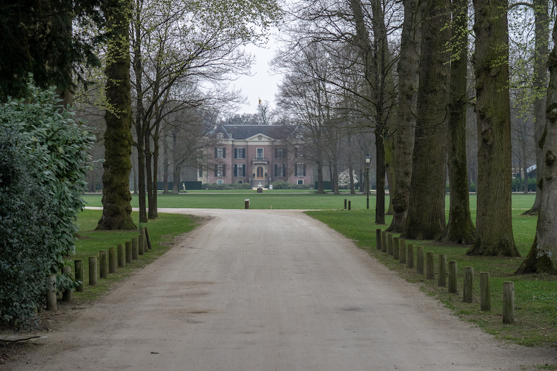 Durch die Allee kann man vom Eingang aus einen ersten Blick auf Huis Doorn werfen