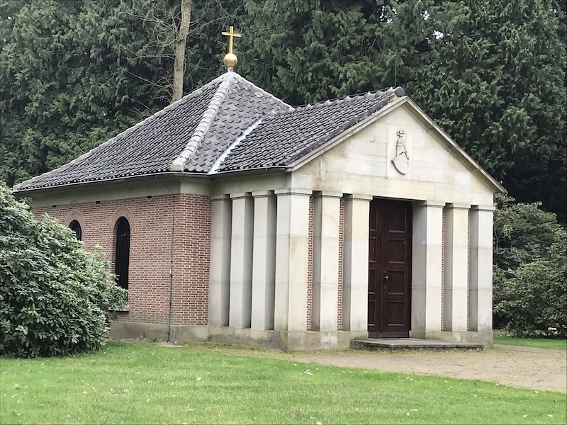 Durch ein kleines Fenster kann man den Sarg von Kaiser Wilhelm II. im Mausoleum stehen sehen