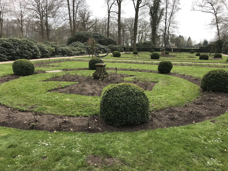 Im April liegt der Rosengarten noch im Winterschlaf