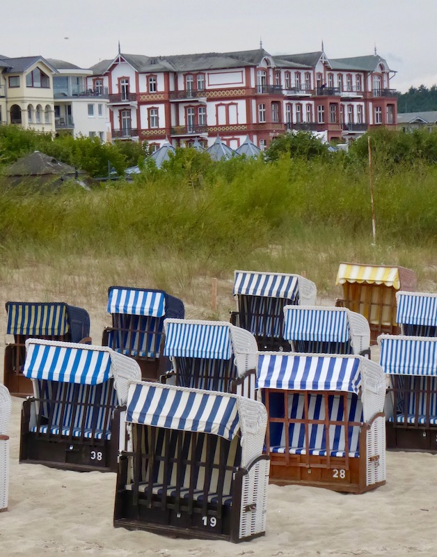 Blick vom Strand auf die Häuser an der Promenade in Ahlbeck