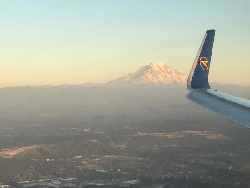 Aus dem Flieger begrüße ich mein Lieblingsberg, den Mount Rainier in Washington State