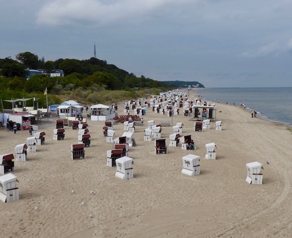 Die neue Seebrücke in Heringsdorf ist ein ziemlicher Konsumtempel, bietet aber einen schönen Blick auf den Strand