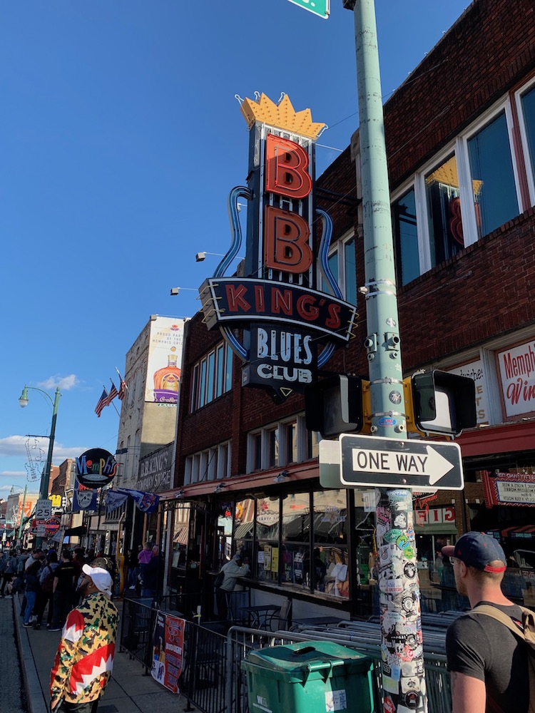 B.B. King hat in den Südstaaten mehrere seiner Blues Clubs. Einer ist in Memphis auf der Beale Steet.