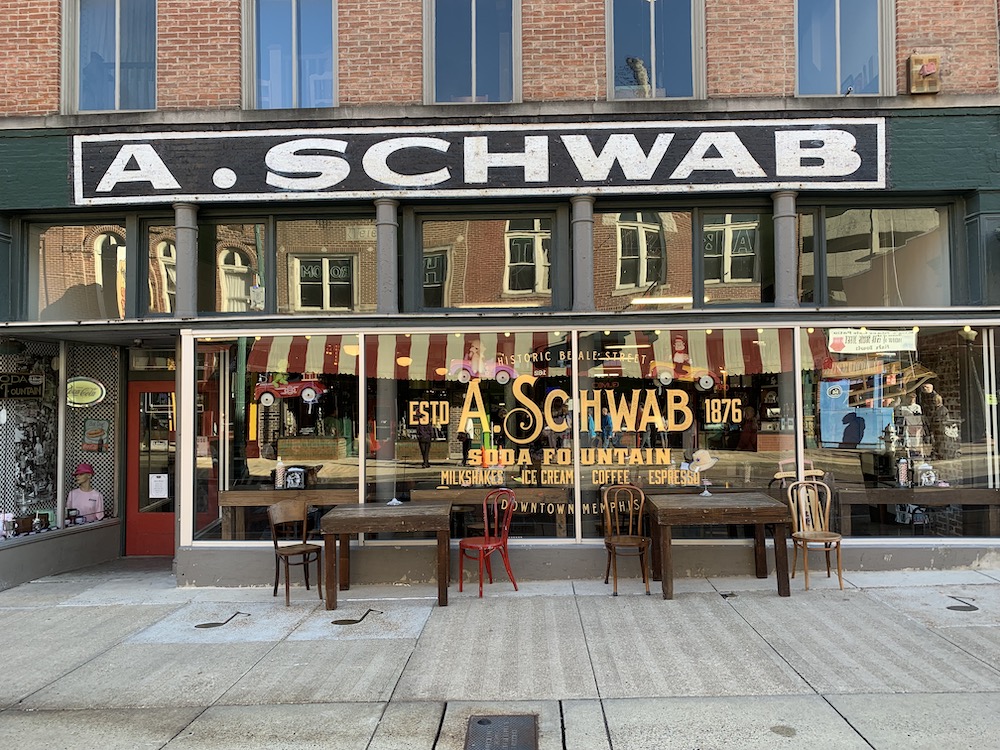 In der A. Schab Soda Fountain fühlt man sich in die Zeit der Milchbars und Sodas zurück versetzt, die man aus den amerikanischen Filmen kennt