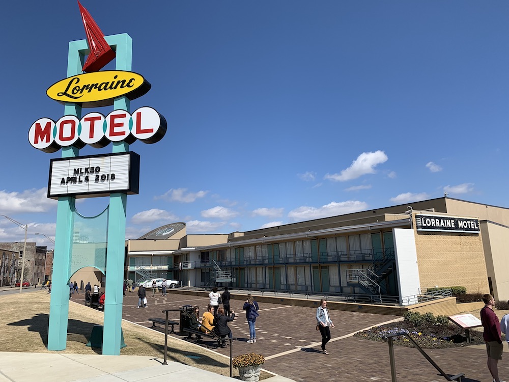 Das Lorraine Motel erlangte traurige Bekanntheit, als hier am 4. April 1968 Dr. Martin Luther King erschossen wurde. Heute befindet sich in den Gebäuden das National Civil Rights Museum.