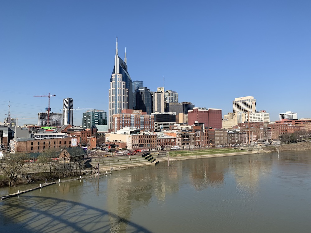Blick auf die Skyline von Nashville von der John Seigenthaler Pedestrian Bride