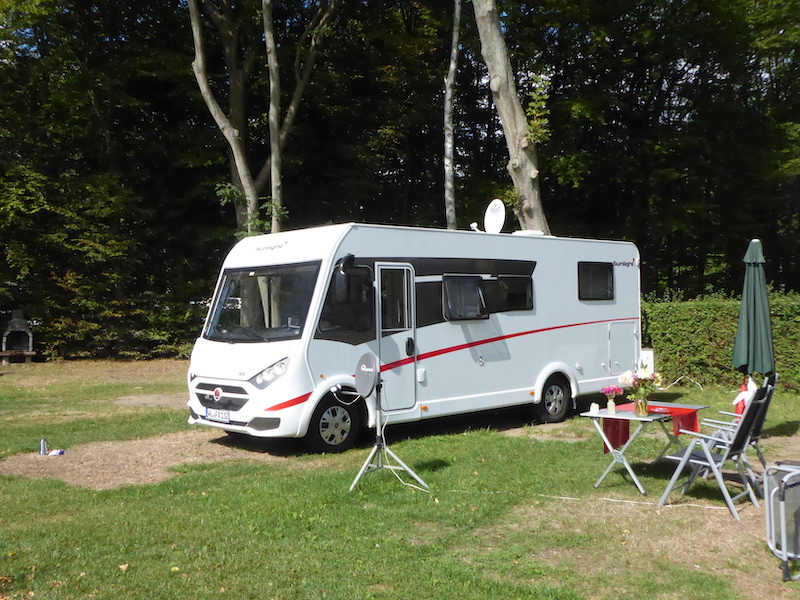 Unser Wohnmobil auf dem Campingplatz in Kolberg (die SAT-Schüssel und der Tisch mit den Blümchen sind von den Nachbarn)