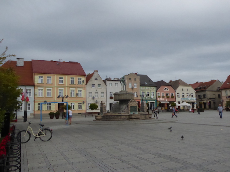 Teils bunt, teils grau: die Häuser, die den Marktplatz säumen