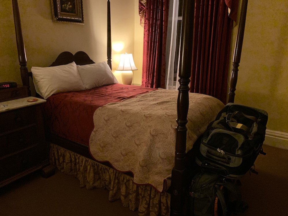 Selbst mit meinen 1,82 m Körpergröße musste ich einen kleinen Hopser machen, um in dieses Bett zu gelangen.