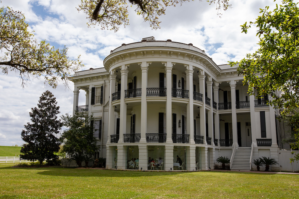 Auf der Nottoway Plantage wurde seit 1850 Zuckerrohr angebaut. Das Gebäude ist die größte Antebellum Villa im Süden der USA.