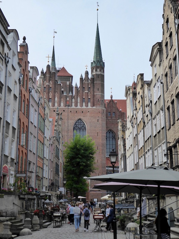 Die Frauengasse. Im Hintergrund seht ihr die Marienkirche.