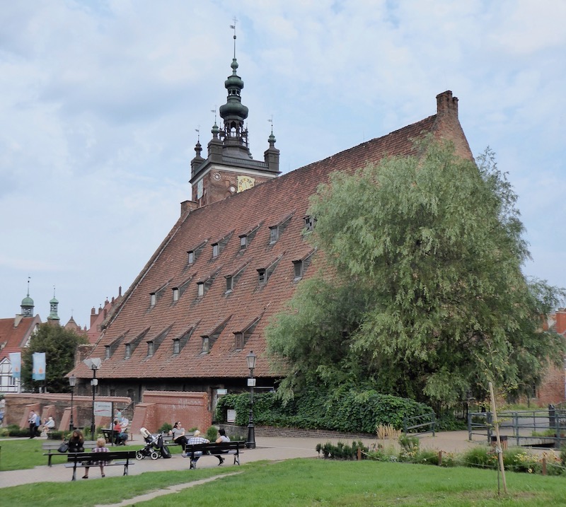Die große Mühle (Wielki Młyn) auf der Radaune-Insel gehört zu den größten Wirtschaftsbauten des Mittelalters.