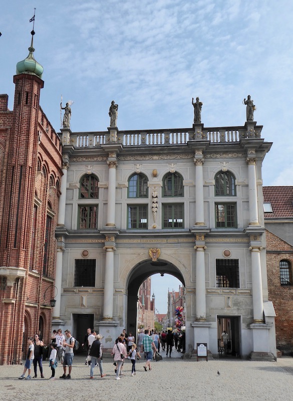 Das Goldene Tor ist Teil der alten Befestigungsanlage. Von hier aus gelangt man zur Langen Gasse.