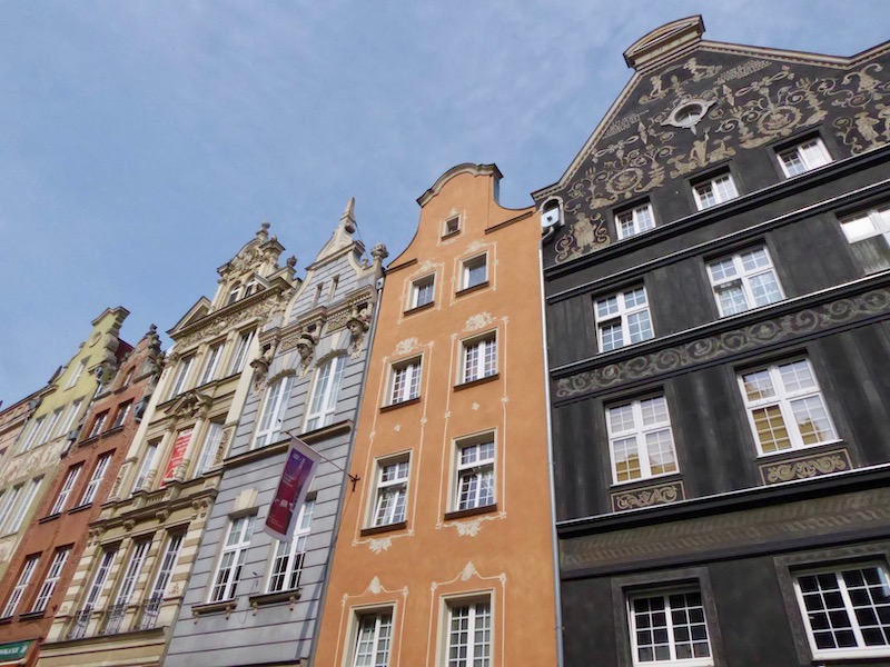 Entlang der Langen Gasse reiht sich ein Patrizierhaus an der nächste. Die Straße wurde im zweiten Weltkrieg komplett zerstört und erstrahlt heute wieder in ihrer ursprünglichen Pracht.