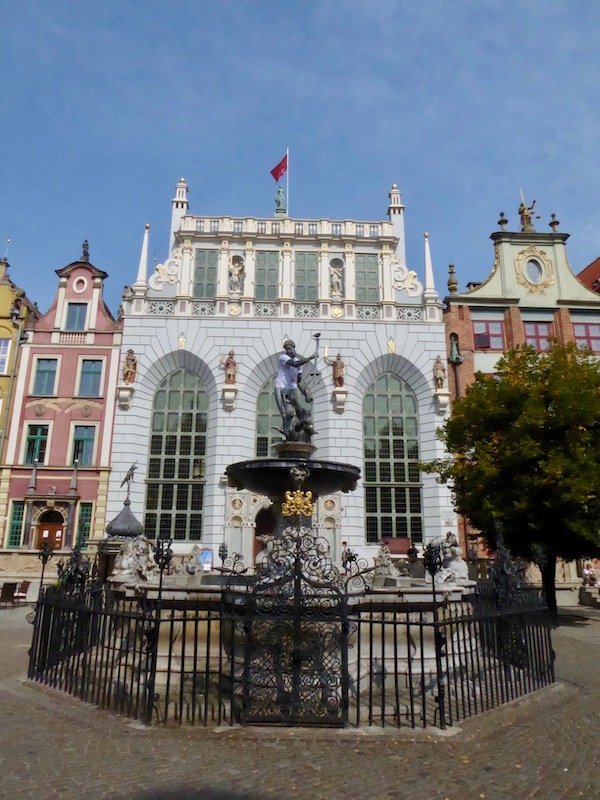 Im Arthushof trafen sich die reichen Kaufleute und Adelige. Im Vordergrund seht ihr den Neptunbrunnen. Irgendein Spaßvogel hat Neptun ein T-Shirt angezogen.