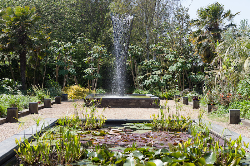 Der Exotic Garden strahlt eine wunderbare Ruhe aus. Hier habe ich am Rand des Wasserbassins gesessen und den Wassertropfen der Skulptur gelauscht.