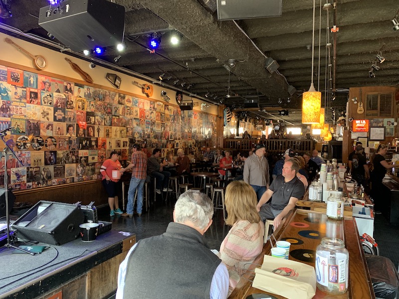 Auf dem Broadway in Nashville erklingt aus jeder Bar Live Music. Ich mag ja Country Music. Besonders, wenn ich in den USA bin...