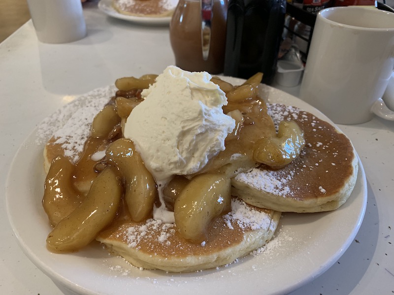 Pancakes mit Apfel-Walnuss-Soße: einfach nur lecker! So kann der Urlaub starten