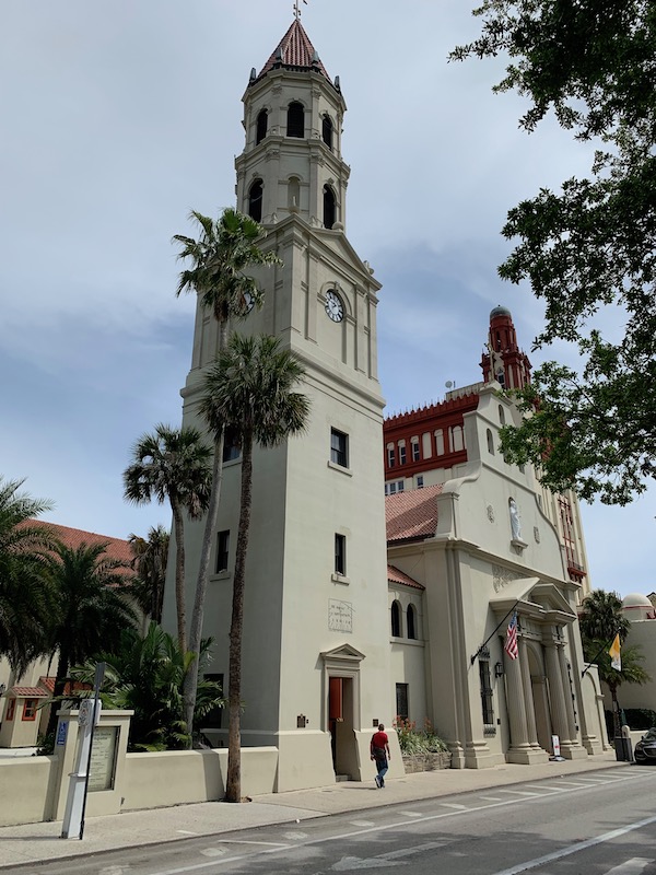 Abseits der touristischen Hauptstraße merkt man deutlich den kolonialen Einfluß auf St. Augustine: die Cathedral Basilica of St. Augustine, gebaut 1797