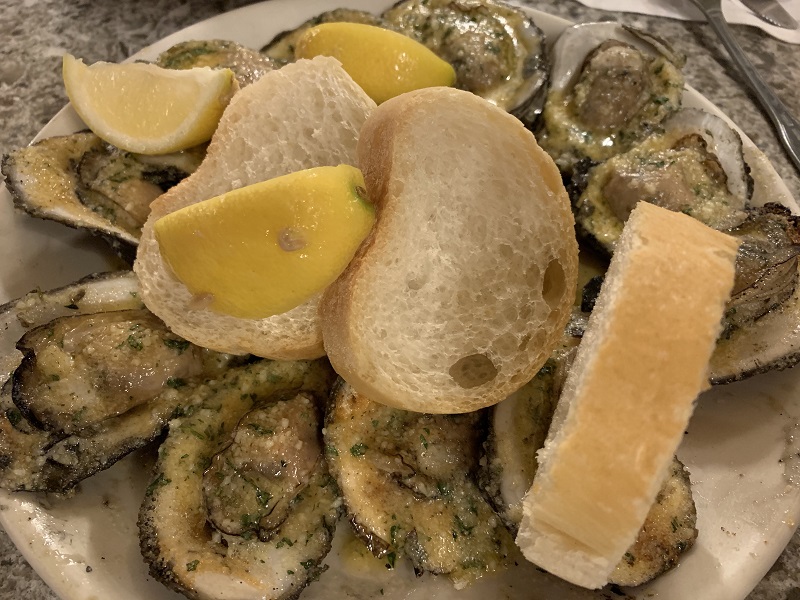 Die ersten Austern in meinem Leben. Roh würde ich sie wahrscheinlich nicht essen. Aber Chargrilled Oysters - also auf Holzkohle gegrillt - schmecken sie mir großartig.