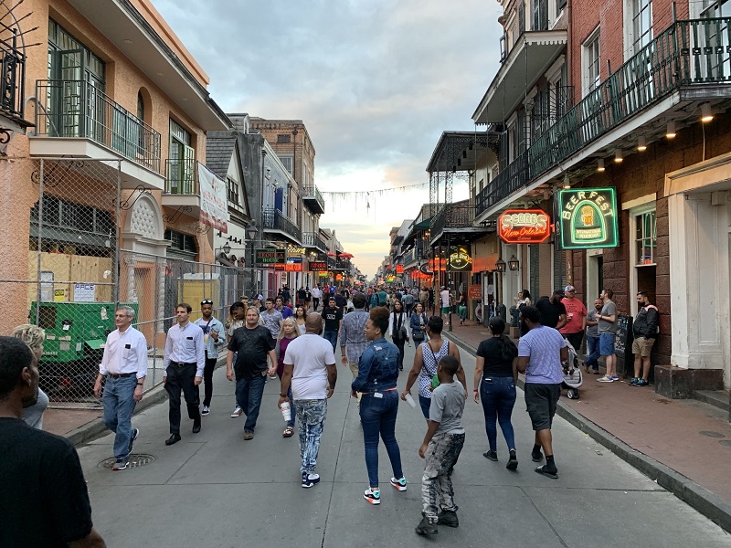 Schon am frühen Abend ist auf der Bourbon Street ordentlich was los