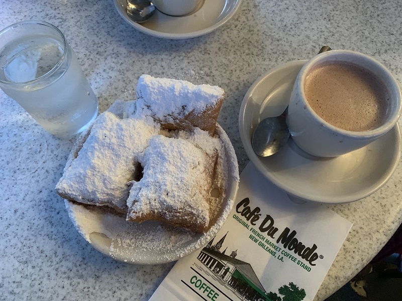 Nachdem ihr in diese köstlichen Beignets gebissen habt, habt ihr den Puderzucker überall im Gesicht. Versrprochen!