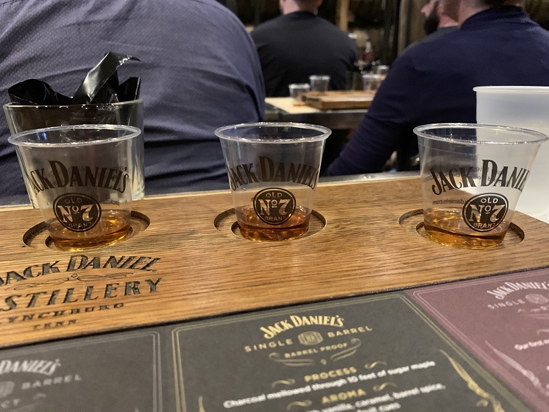 Das Tennessee Whiskey Tasting war echt klasse. Wenn ihr eine Führung in der Destillerie bucht, dann unbedingt mit Tasting!