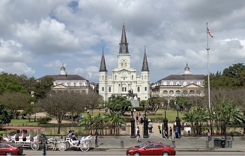 Der Jackson Squale mit der Saint Louis Cathedral 