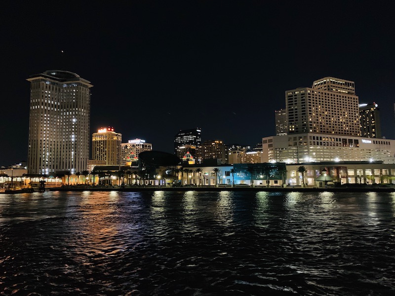 Die Skyline von New Orleans bei Nacht