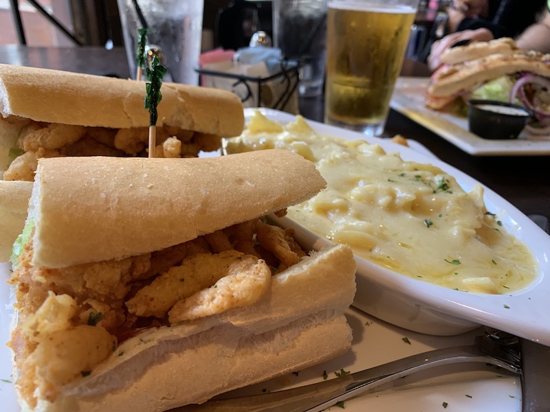 Ein Shrimps Po'Boy mir Mac'n Cheese als Beilage