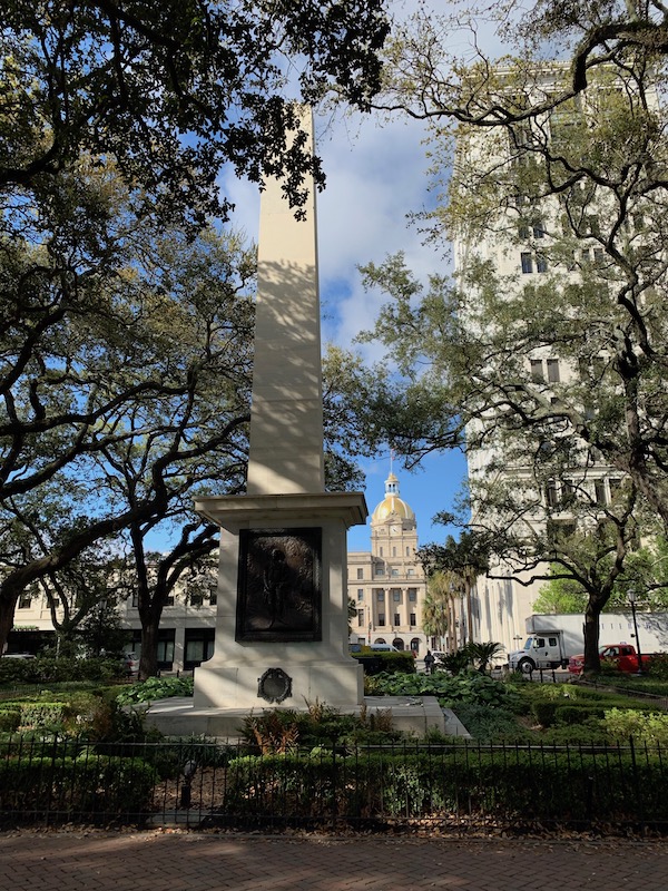 Blick auf das Rathaus von Savannah aus einem der bezaubernden kleinen Parks in der Stadt
