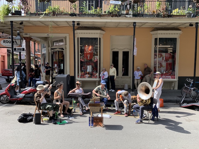 Die Band Tuba Skinny bei einem ihrer Live Auftritte mitten in der Stadt